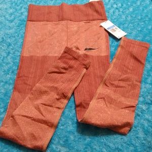 NWT Nike Highwaist Training Leggings